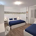 Queen Emanuelle ונציה