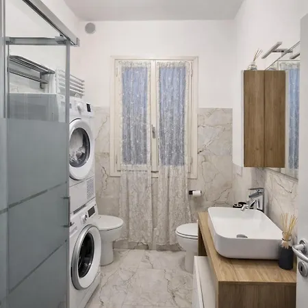 Queen Emanuelle Mestre